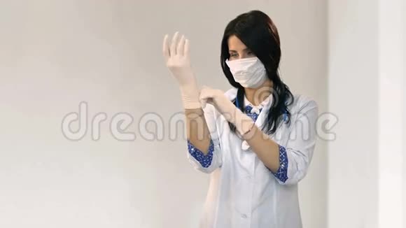 漂亮的医生在白室戴手套视频的预览图