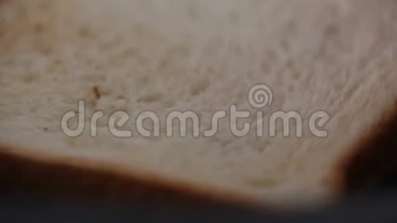 一张烤面包的特写视频的预览图