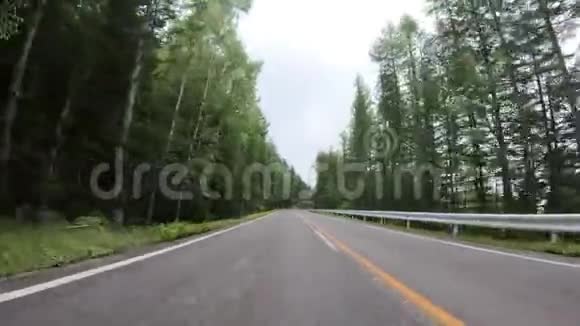 4KPOV角度看汽车在富士山穿过乡村视频的预览图