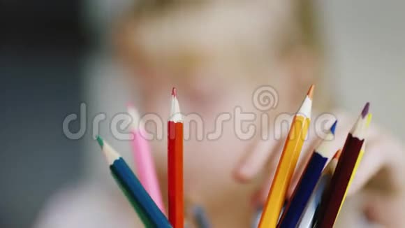 鲜艳的铅笔金发女孩选择铅笔画浅野深视频的预览图
