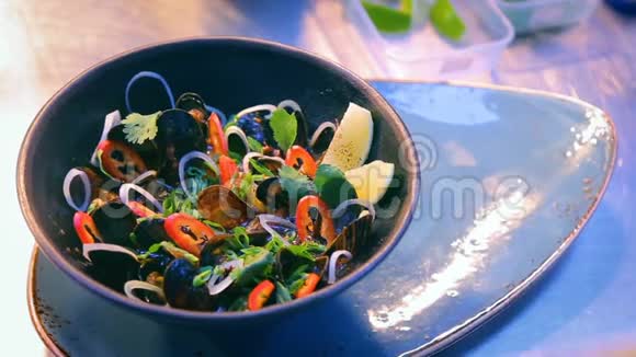豪华海鲜餐厅美味的菜肴展示新鲜的贻贝与蔬菜和面包视频的预览图