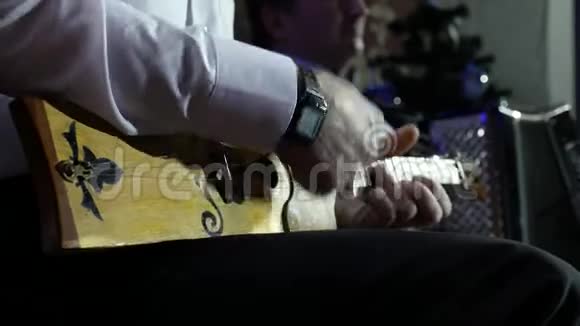 一个男人正在演奏弦乐器现场表演视频的预览图