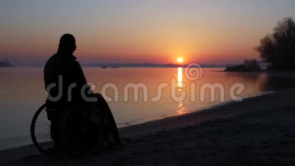 残疾男子抱着希望迎接黎明轮椅上的残疾人手中的暖饮料视频的预览图