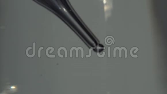实验室吸管滴液的特写视频的预览图