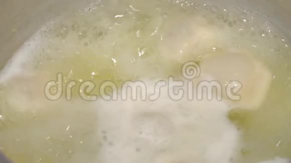 汤汤在一个小锅里煮视频的预览图