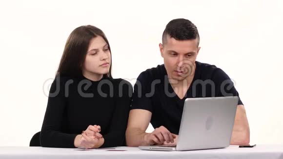 情侣在房间里进行网购白色视频的预览图