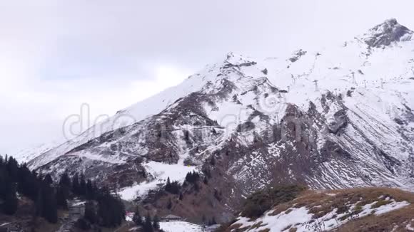一片白雪覆盖的山景视频的预览图
