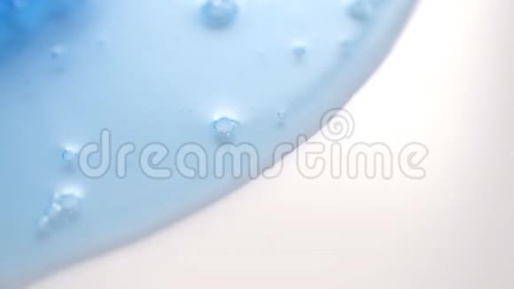 白色背景上的蓝色凝胶液体视频的预览图