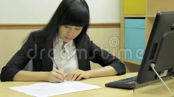写字台的中国女商人视频的预览图