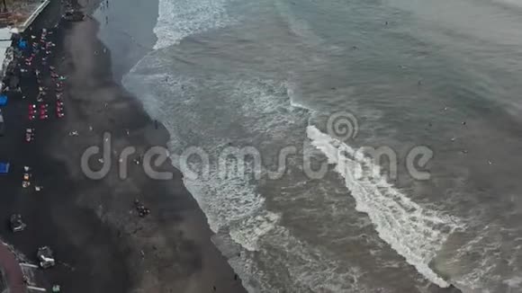 空中观景空中无人机拍摄的海浪在海岸上撞击的画面在海洋中飞翔巨波视频的预览图