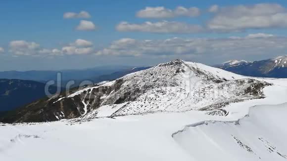 神秘的冬季景观雄伟的山脉在冬天神奇的冬雪覆盖山峰冬天的路视频的预览图