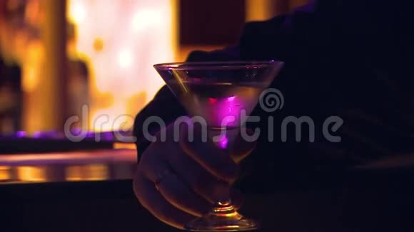 一个男人的手臂杯子里的饮料视频的预览图