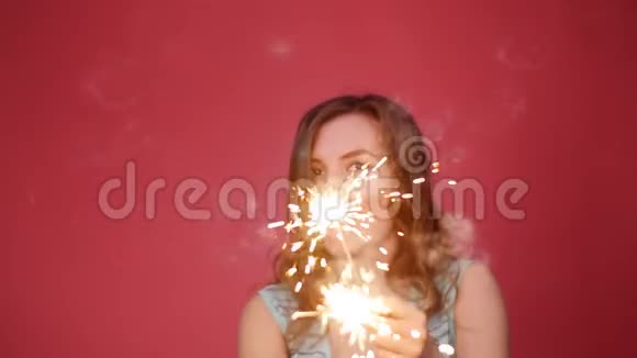一位美丽的微笑女人带着火花跳舞视频的预览图