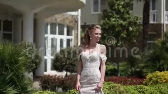 年轻漂亮的新娘穿着婚纱去新郎那里新婚夫妇的会面视频的预览图