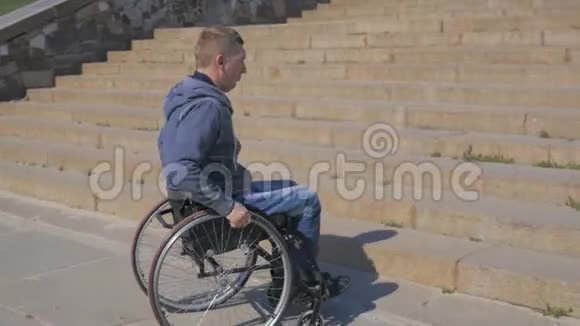 轮椅的台阶轮椅残疾人无法克服障碍轮椅上的残疾人卡住视频的预览图
