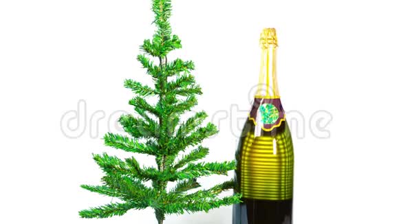 停止运动新年在新年树上的球和一大瓶起泡葡萄酒视频的预览图