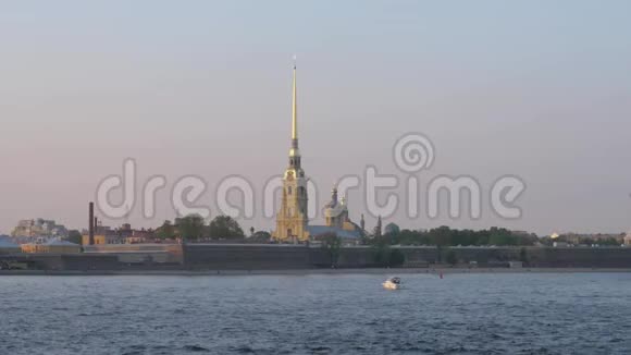 彼得帕维尔的堡垒横跨涅瓦河在圣彼得堡俄罗斯视频的预览图