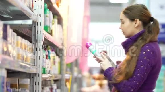 女人选择超市里的家用化学品视频的预览图