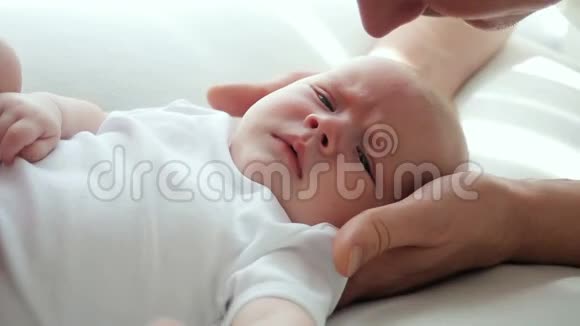 父亲亲吻新生的儿子视频的预览图