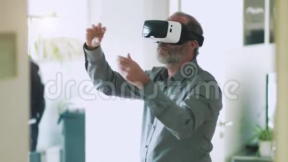 成熟的商业人士戴虚拟现实谷歌VR眼镜视频的预览图