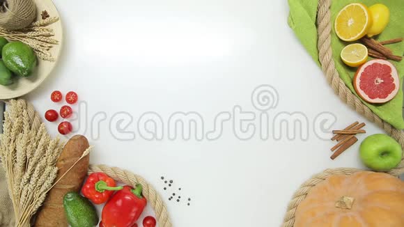 女人手展开烹饪纸的顶部视图健康生活方式饮食视频的预览图