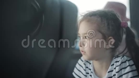 一个小女孩正在坐公共汽车视频的预览图
