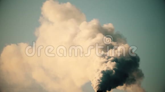 来自工业工厂的空气污染视频的预览图