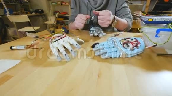 科学家在技术实验室组装创新的控制机器人手臂高科技创新技术视频的预览图