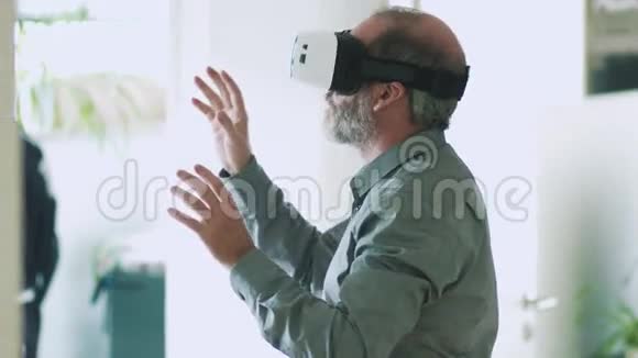 成熟的商业人士戴虚拟现实谷歌VR眼镜视频的预览图