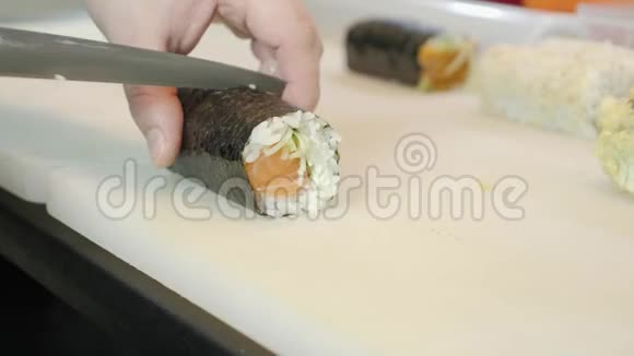 寿司卷的制作过程视频的预览图