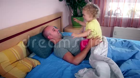 快乐的父亲在卧室里和女儿上床视频的预览图