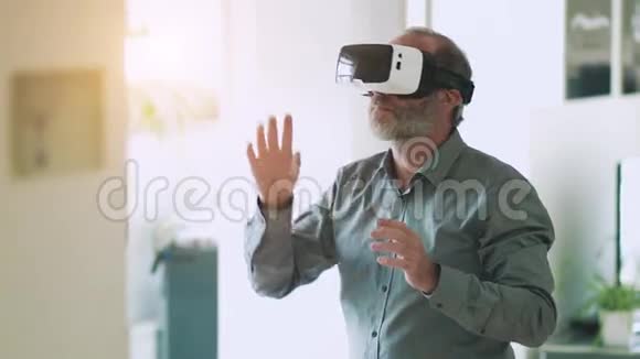 成熟的商业人士戴虚拟现实谷歌VR眼镜视频的预览图