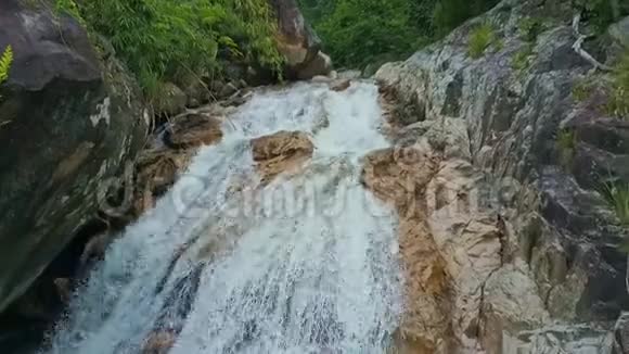 无人机在岩石背景下显示瀑布流视频的预览图