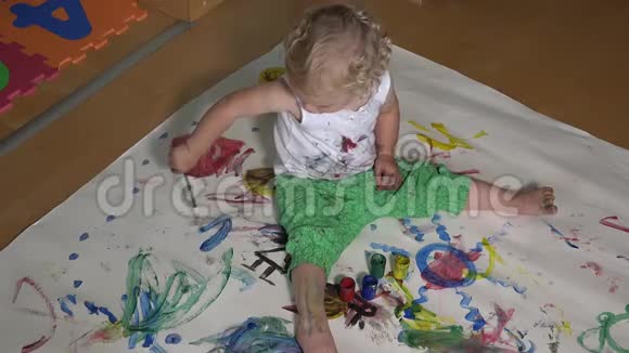 有趣的男孩在纸和衣服上画画笔视频的预览图