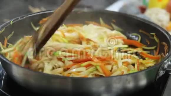 头儿在煎锅里做饭特写镜头健康生活方式饮食视频的预览图