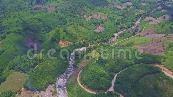 龙溪上空的苍蝇在野岭间奔跑视频的预览图