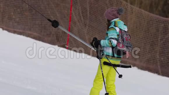业余滑雪女孩搭电梯视频的预览图