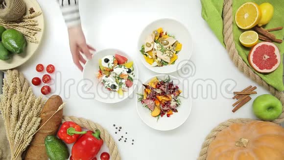 女人手拿盘子和沙拉的顶部视图健康生活方式饮食视频的预览图