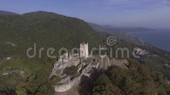 阳光明媚的夏日阿布哈兹和黑海的阿那科比亚堡垒之美视频的预览图