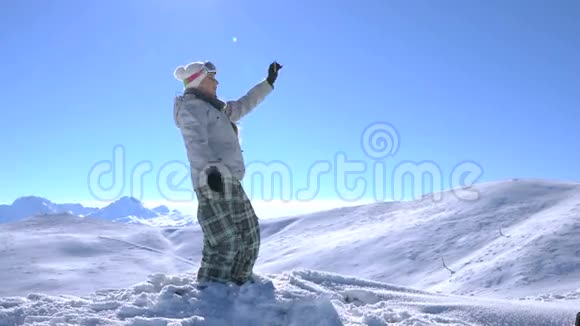 女滑雪者在山顶自拍视频的预览图