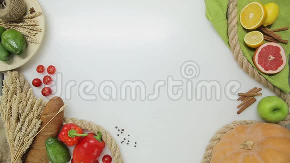 女人手的顶部放盘子和沙拉健康生活方式饮食视频的预览图