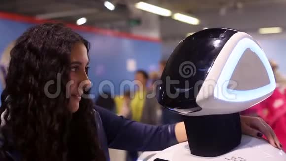 女孩和机器人交流微笑男人和机器人现代机器人技术人工智能视频的预览图
