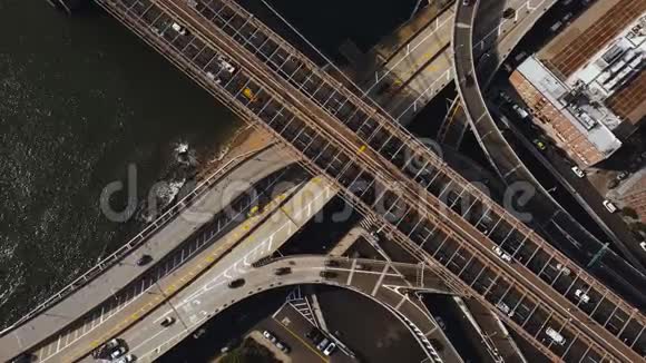 美国纽约交通道路的高空俯视图无人机飞越东河岸边的交通路口视频的预览图