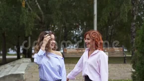 两位栗色红发的美女在情感上相互交流视频的预览图