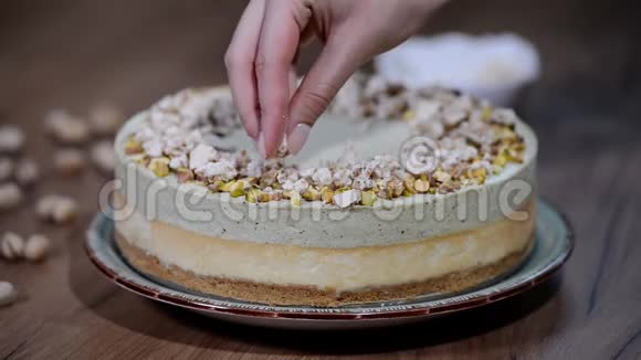 装饰开心果慕斯蛋糕芝士蛋糕视频的预览图