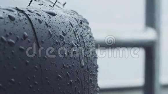 汽车轮胎上的雨滴视频的预览图