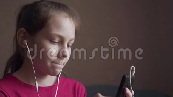 小女孩听音乐从耳朵和感觉节奏视频的预览图