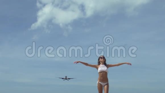 带着落地飞机举起双手的女孩视频的预览图