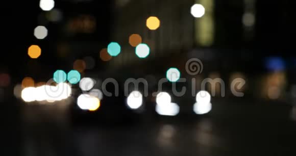 夜间4k街上五颜六色的汽车灯视频的预览图