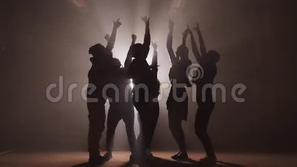 一群街头舞者在黑暗的街道上表演不同的动作视频的预览图